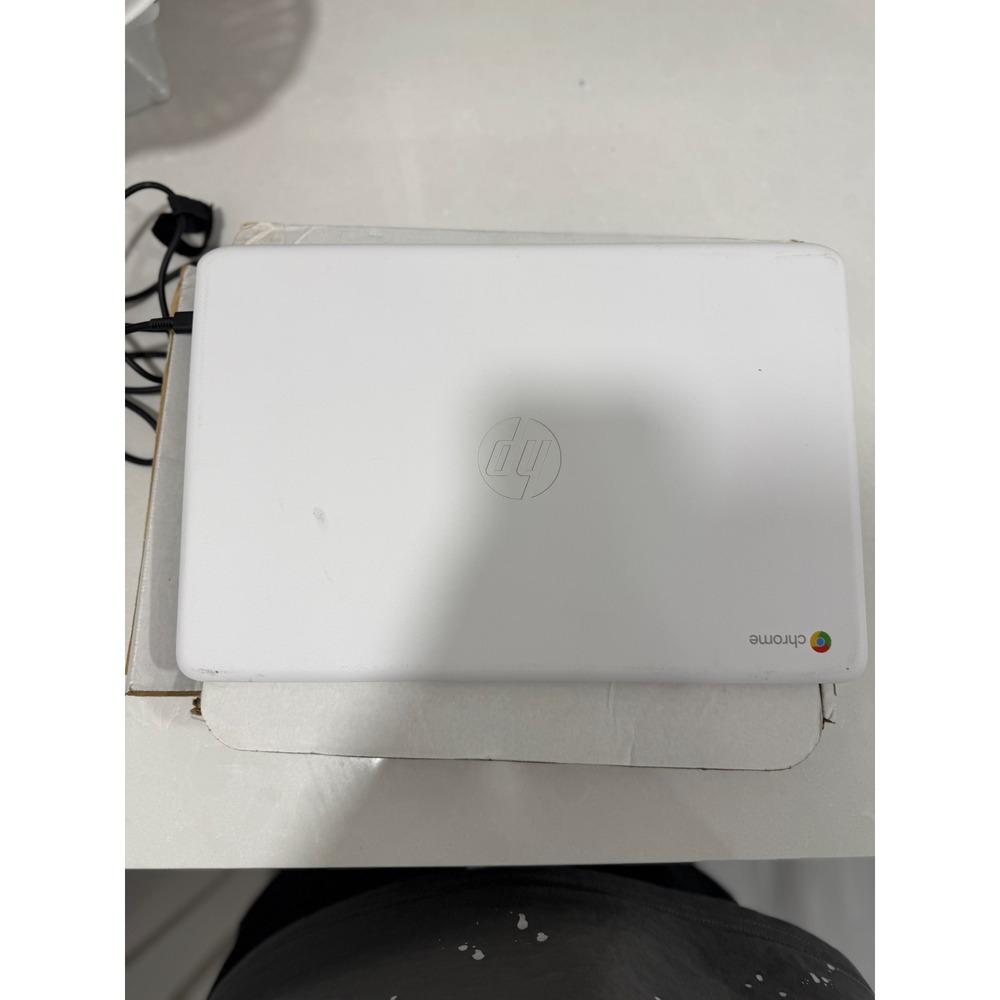 HP Chromebook 14-db0030nr 14 inch AMD A4-9120C 4GB RAM 32GB eMMC Snow White